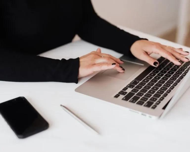 Kobieta pracująca przy komputerze