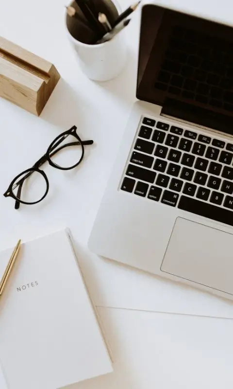 Laptop obok notes i okulary widok z góry