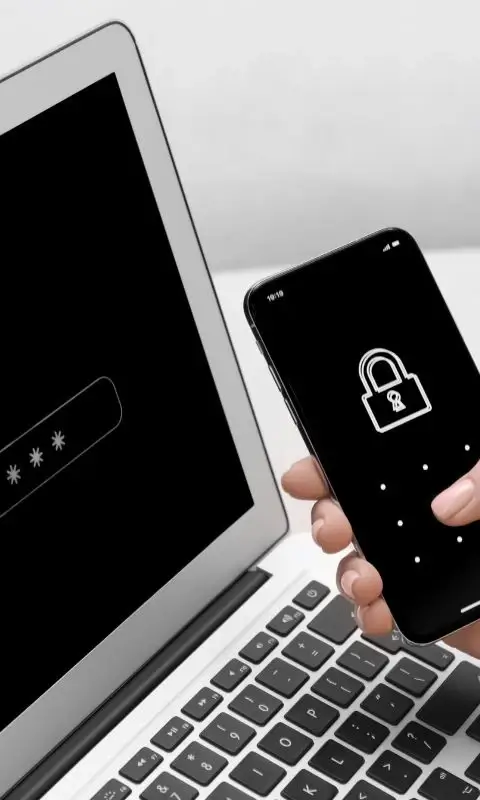 Laptop i telefon, widok podwójnej autoryzacji