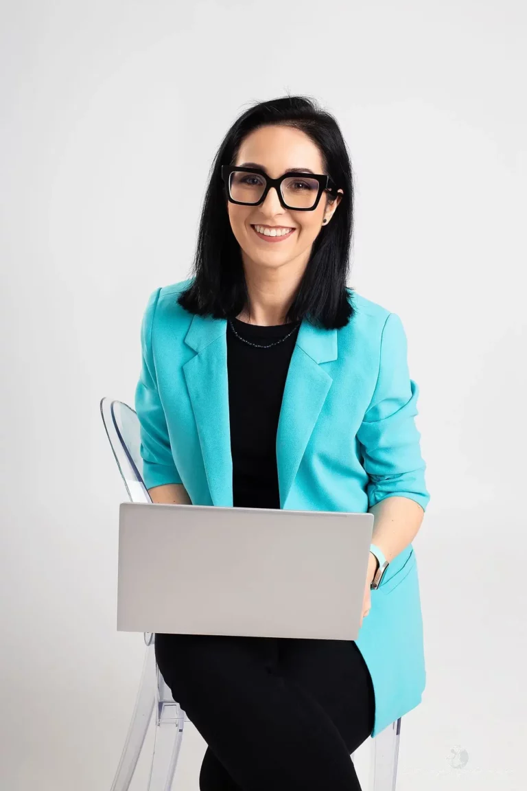 Uśmiechnięta Monika Myca z laptopem, głównym narzędziem pracy