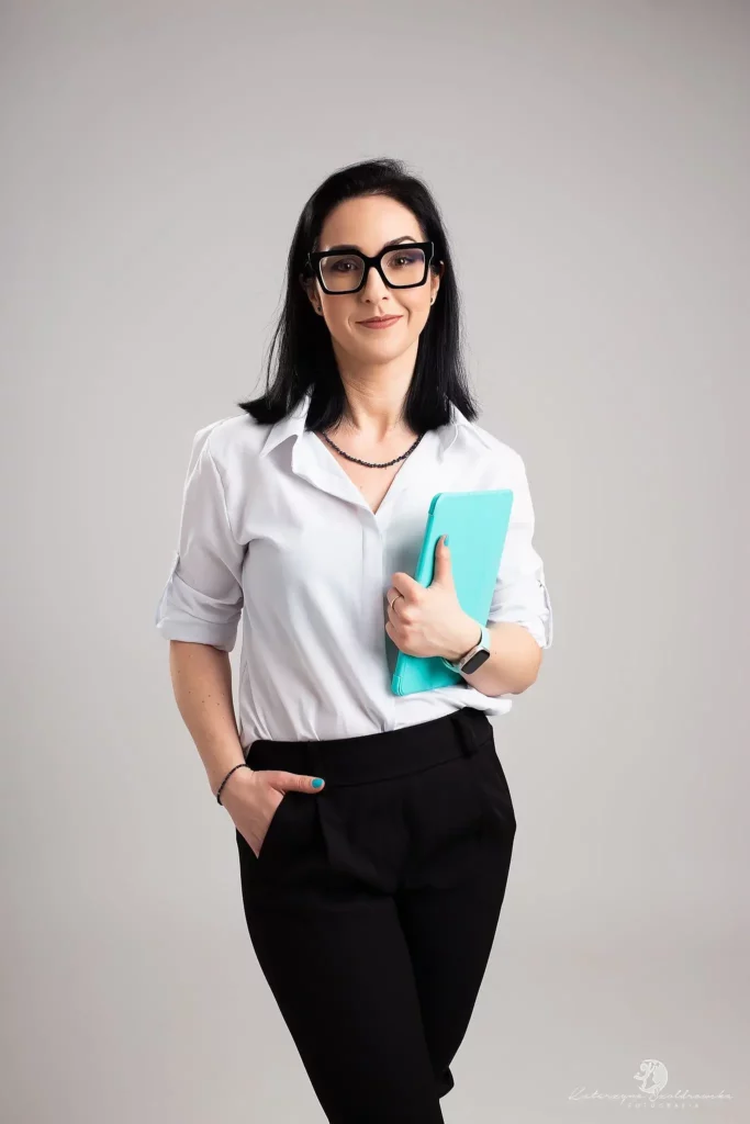 Monika Myca trzymająca w ręku tablet w kolorze marki osobistej - turkusu