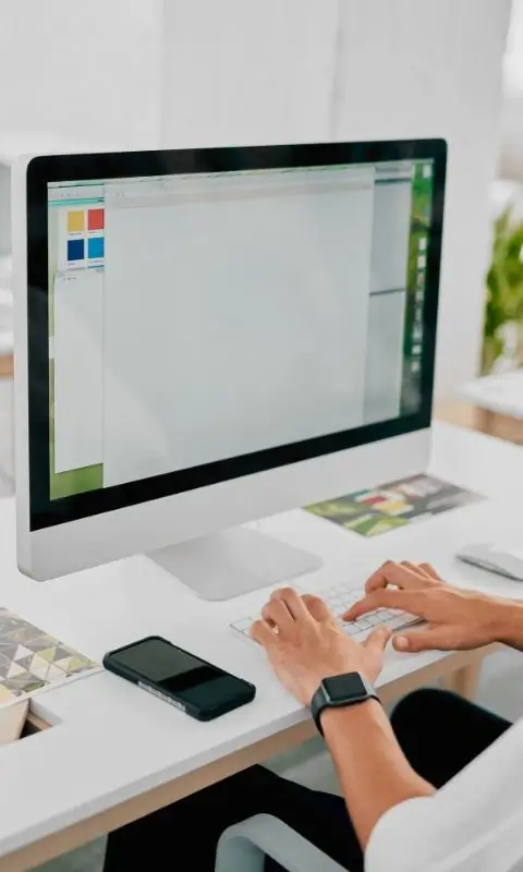 Kobieta projektująca na komputerze