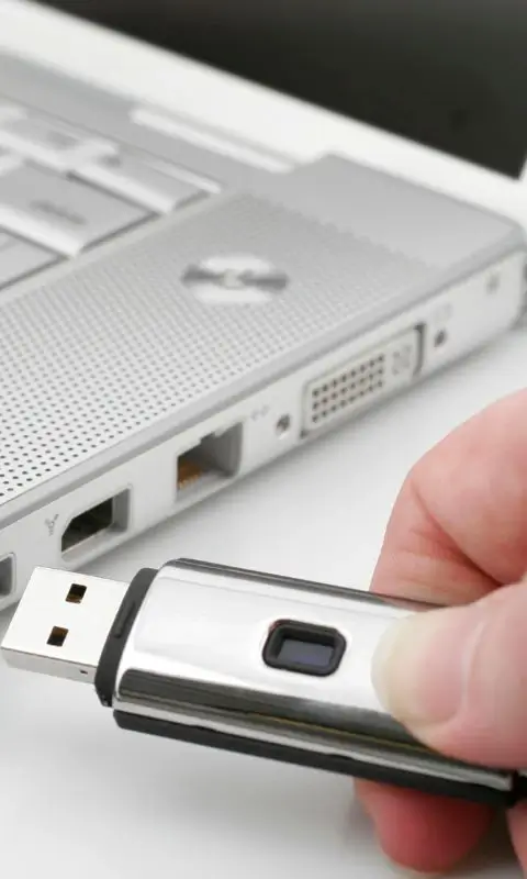 Pendrive przy laptopie