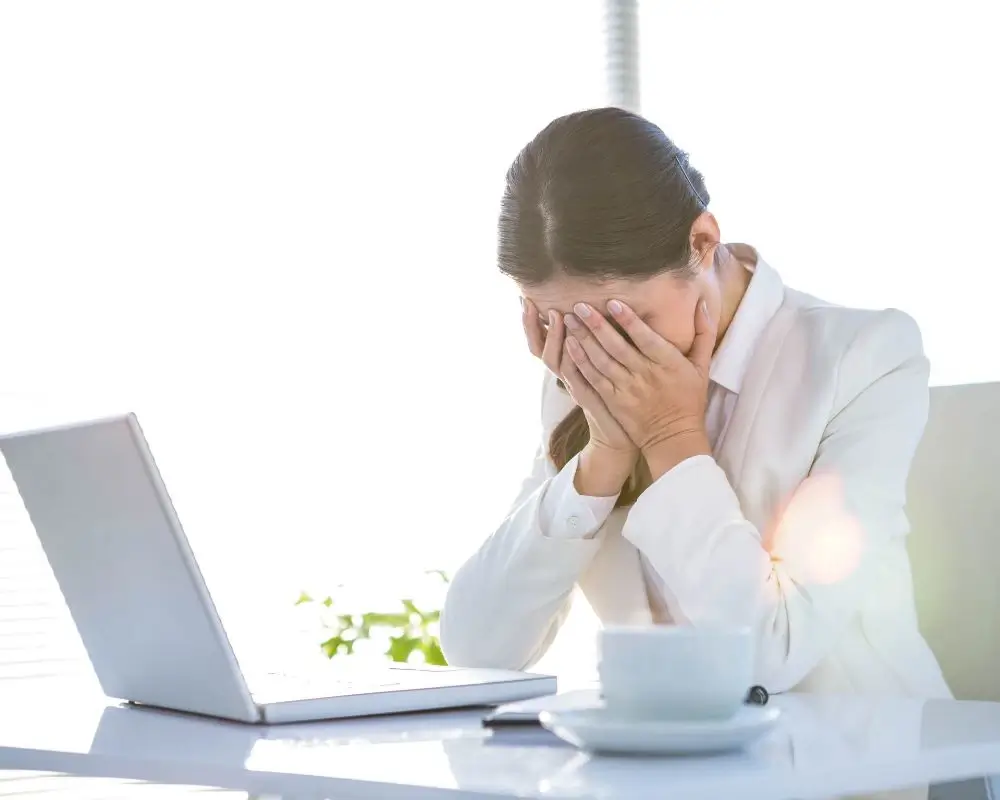 Załamana, płacząca kobieta przed laptopem