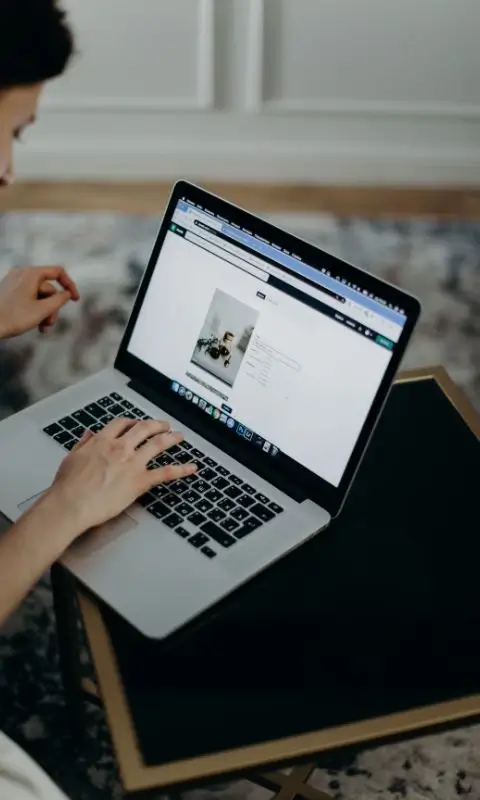 Kobieta pracująca przy laptopie