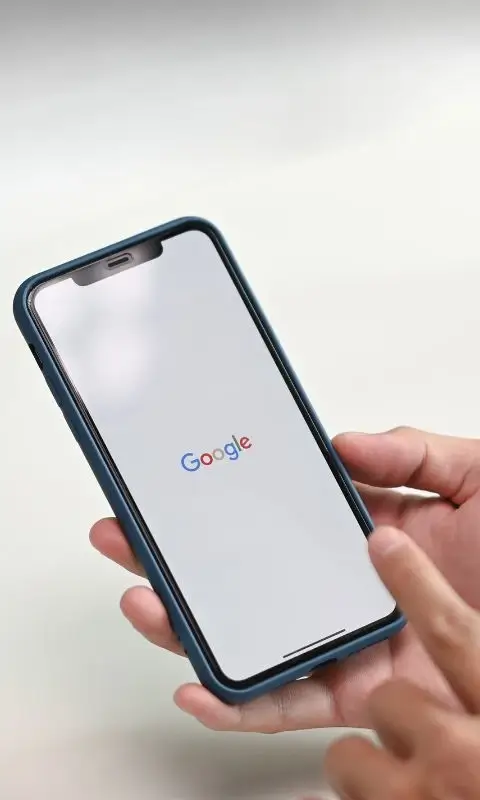 Telefon wyświetlający logo Google