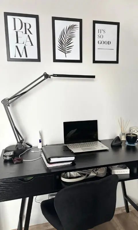 Gabinet do pracy, biurko, laptop