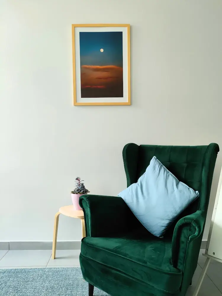 Gabinet Integra Mente, Widok na fotel i obraz nad nim