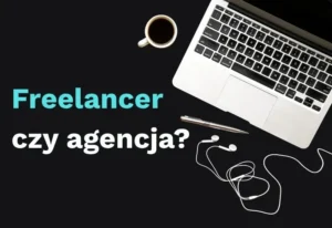 Komputer, kawa i napis Freelancer czy agencja Jak wybrać wykonawcę strony internetowej